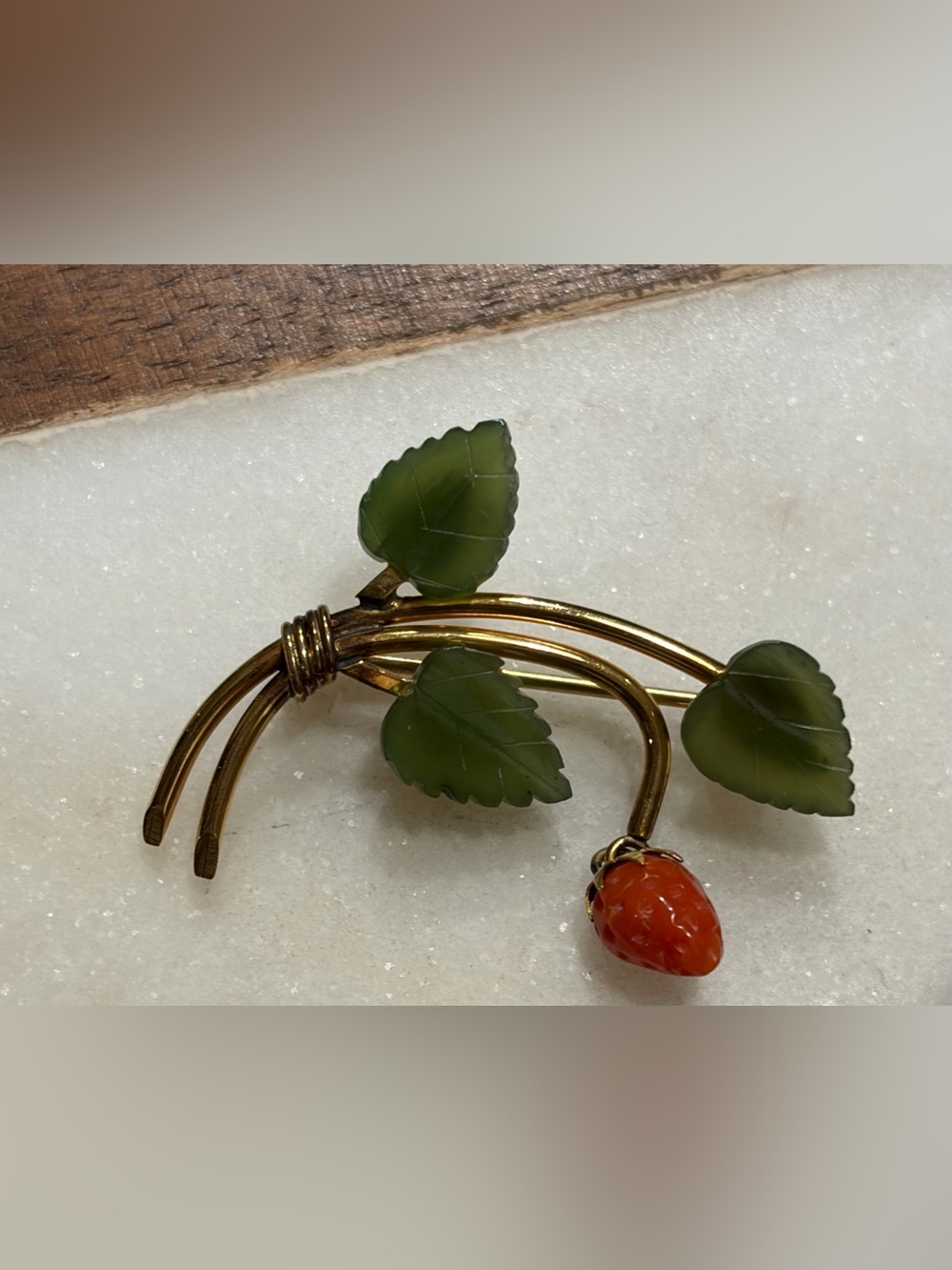 Coral Strawberry & Jade Leaf WRE 1/20 12K Gold Filled Brooch Vintage/Antique - Picture 10 of 14